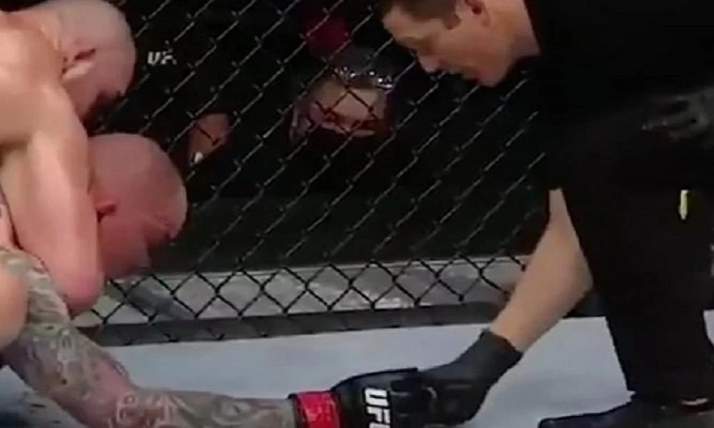 Αθλητής του ΜΜΑ έδωσε το δόντι του στον διαιτητή να του το φυλάξει (βίντεο)